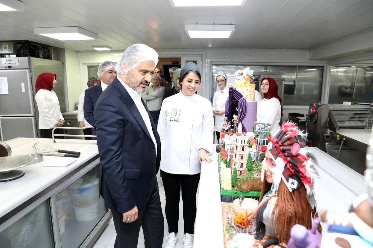 Kadınlar gününde pastalar Başkan Aktaş\'tan