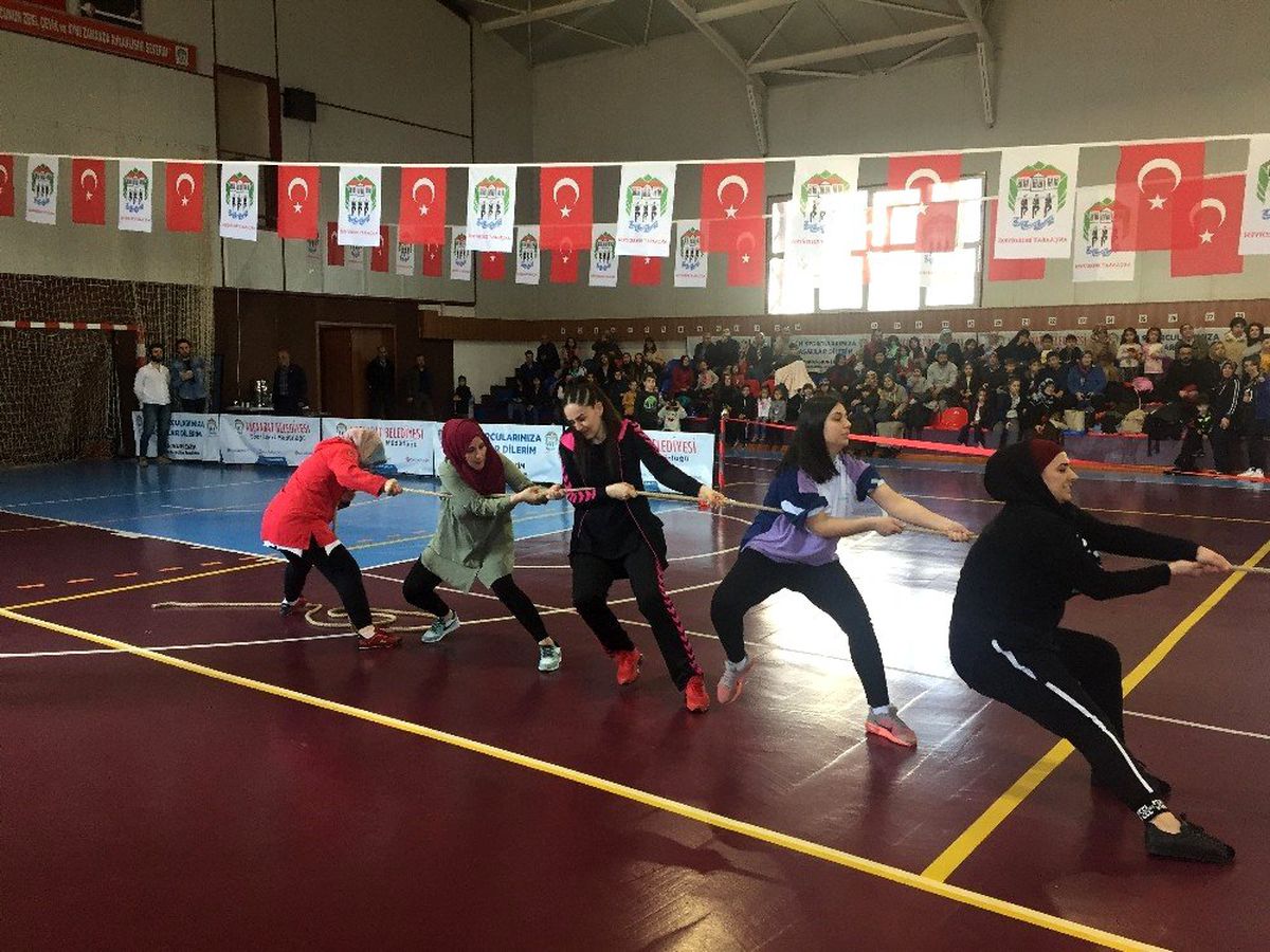 Kadınlar halat çekme yarışmasında ter döktü