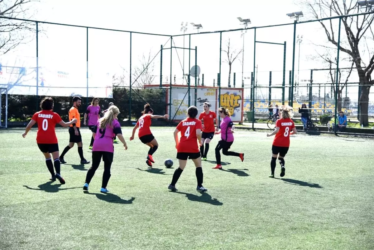 Kadınlar önce futbol oynadı, sonra halay çekip dans etti