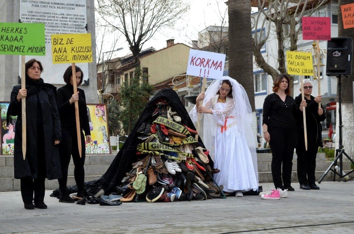 Kadınlar pembe yerine siyah kurdele ile alanlarda