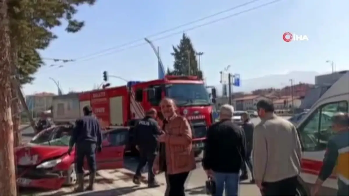 Kaldırıma çıkan araç reklam panosunu devirdi, sürücü yaralandı