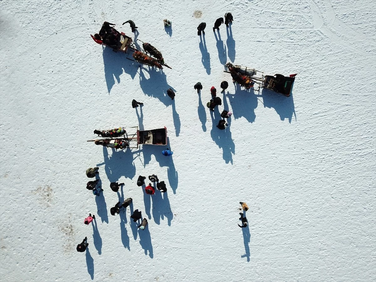 Kars\'ta yüzeyi buzla kaplanan Çıldır Gölü turistlerin vazgeçilmez adresi oldu