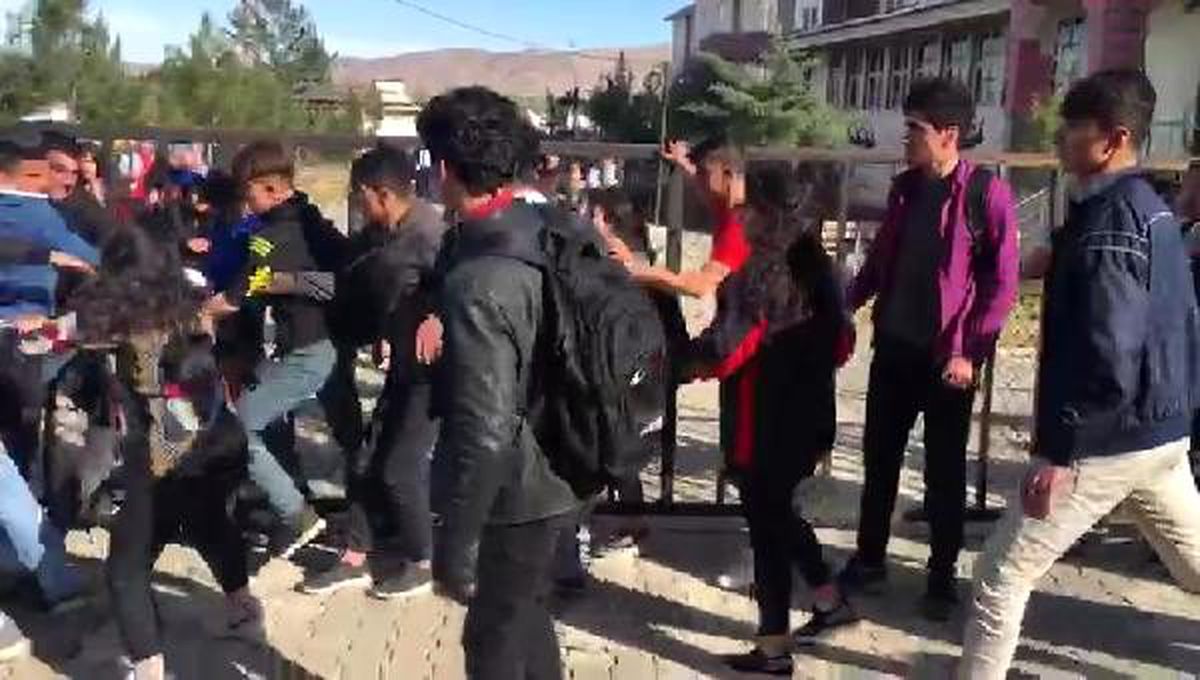 Kavga eden liselileri polis ayırdı