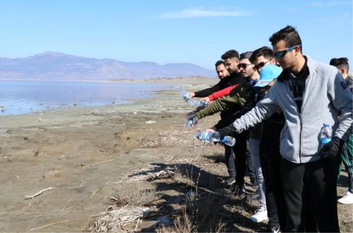 Kurumaya dikkat çekmek için Burdur Gölü\'ne su döktüler
