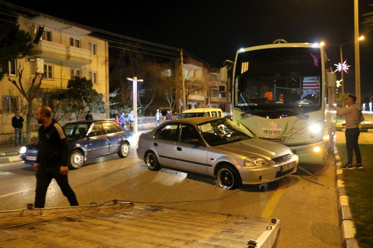 Manisa\'da halk otobüsüyle otomobil çarpıştı