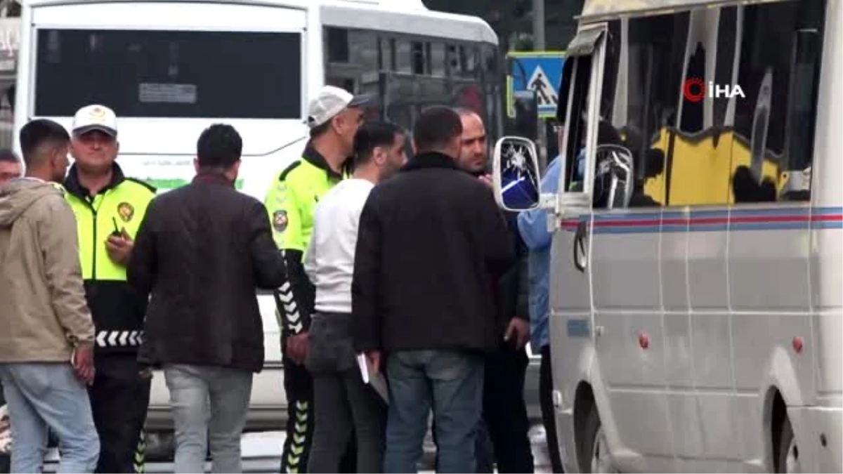 Minibüs şoförü öldürüldü, yolcular dehşeti yaşadı