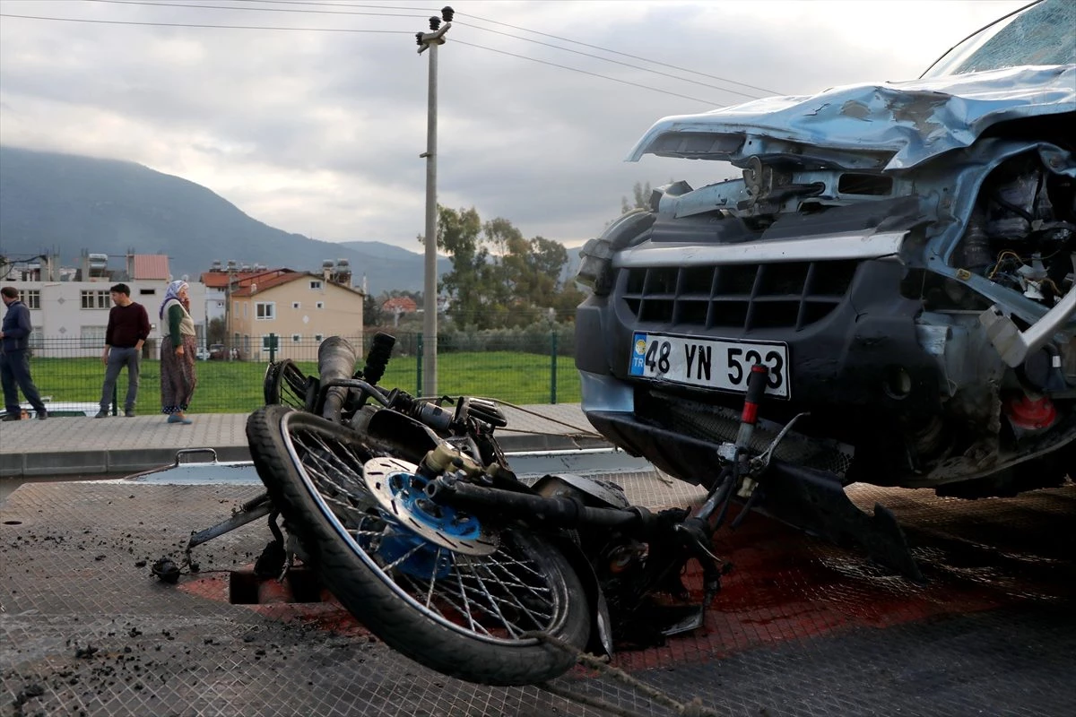 Muğla\'da hafif ticari araçla motosiklet çarpıştı: 1 ölü, 2 yaralı