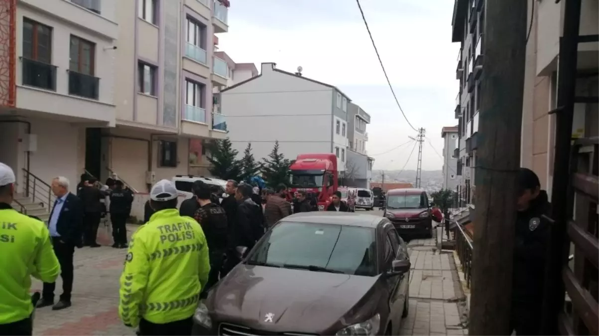 Müteahhitle apartman sakinlerinin koku kavgası kanlı bitti: 2 ölü, 1 yaralı