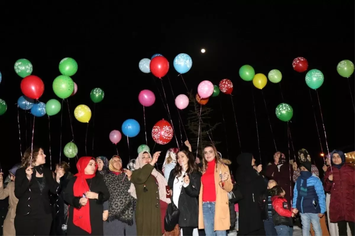 Öldürülen 474 kadının anısına ışıklı balon uçuruldu