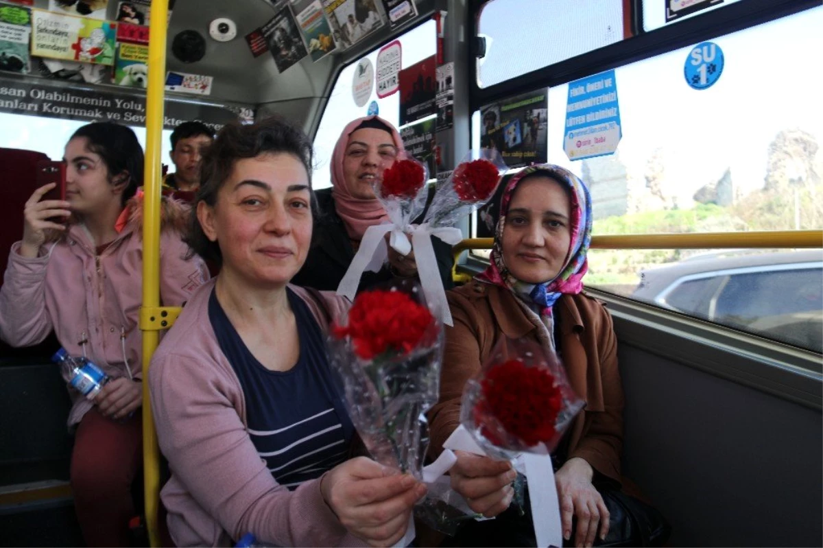 (ÖZEL) İstanbul\'da bugün bu minibüste kadınlara ulaşım ücretsiz