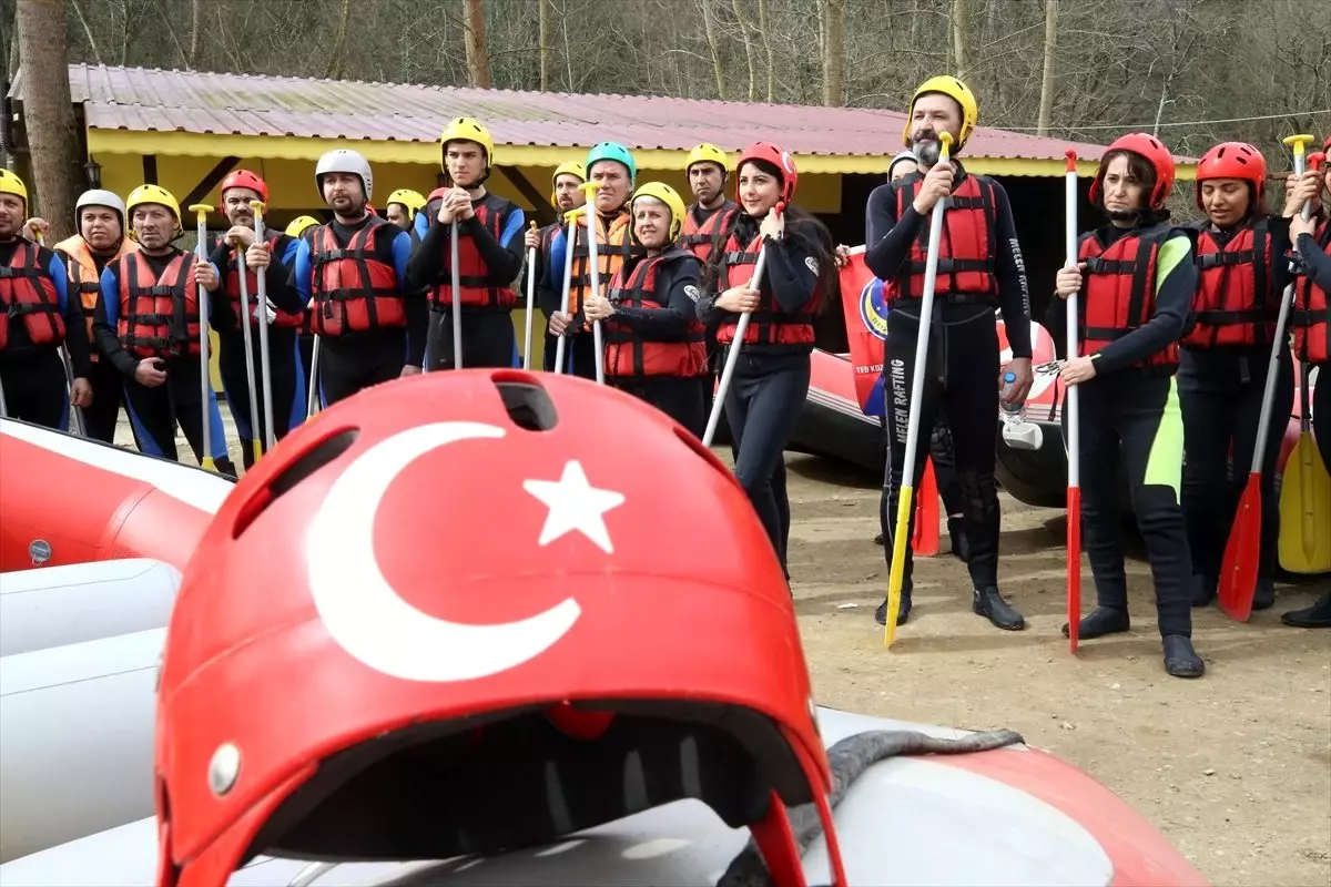 Raftingciler Dünya Kadınlar Günü\'nü karanfil dağıtarak kutladı