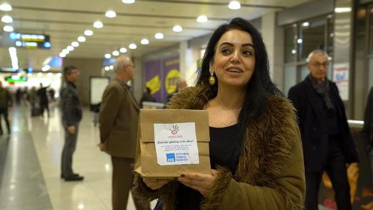 Sabiha Gökçen Havalimanı\'nda Dünya Kadınlar Günü dolayısıyla hediye dağıtıldı