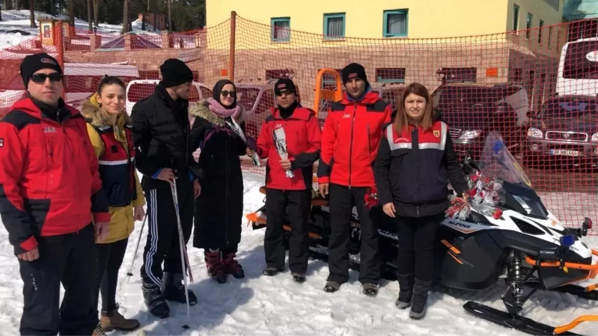 Sarıkamış Jandarma Arama Kurtarma Timleri, Dünya Kadınlar Günü dolayısıyla karanfil dağıttı