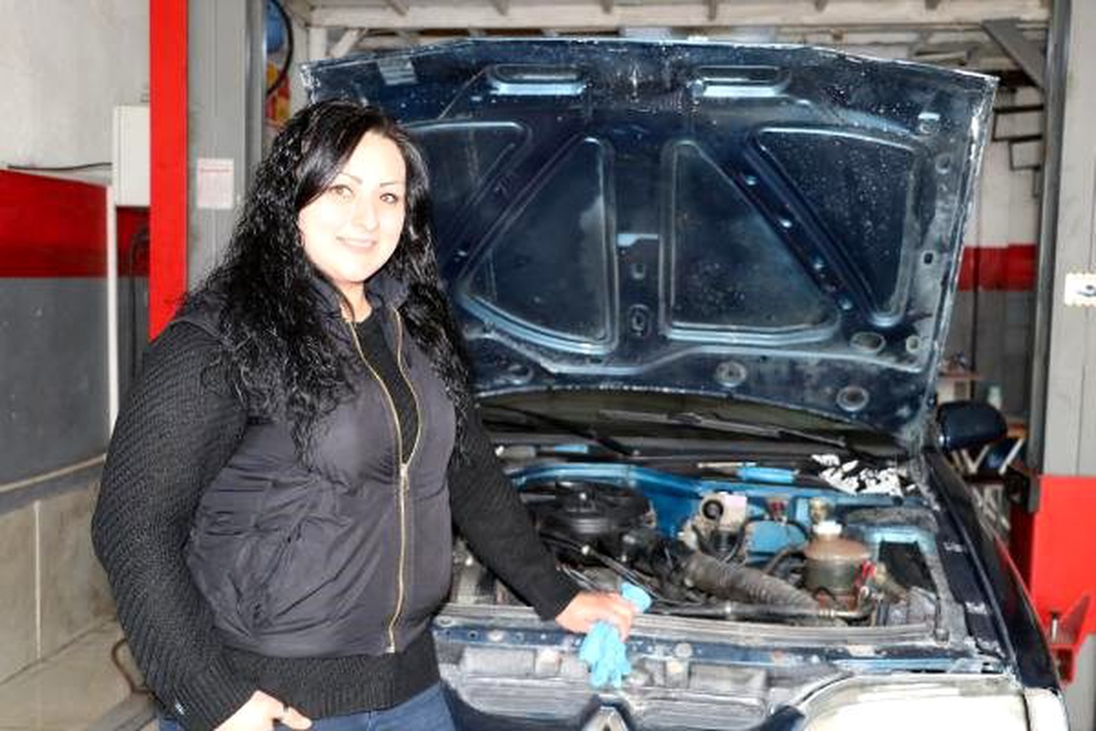 Senem, otomobillere merakı nedeniyle oto tamircisi oldu