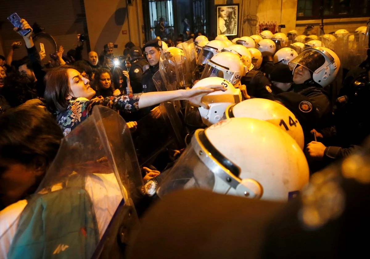 Taksim\'deki izinsiz 8 Mart gösterilerinde 34 kişi gözaltına alındı