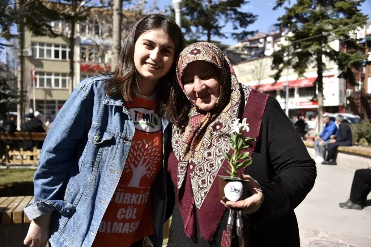 TEMA Vakfından kadınlar gününde 81 kadına 81 çiçek