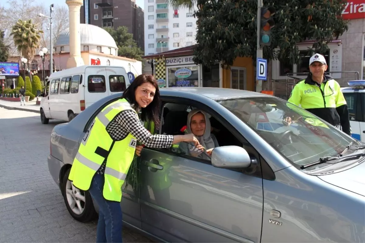 Trafik polislerinden çiçekli denetim