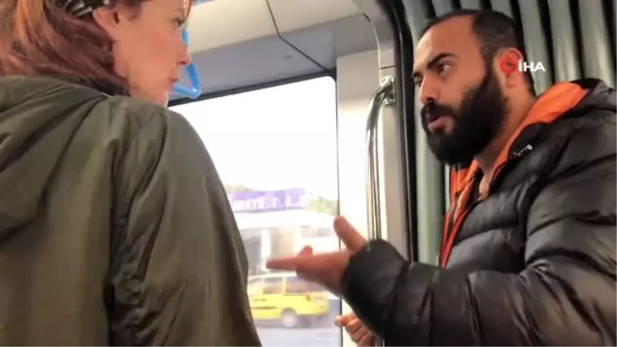 Tramvayda su krizi temalı skeç yolcuları şaşkına çevirdi