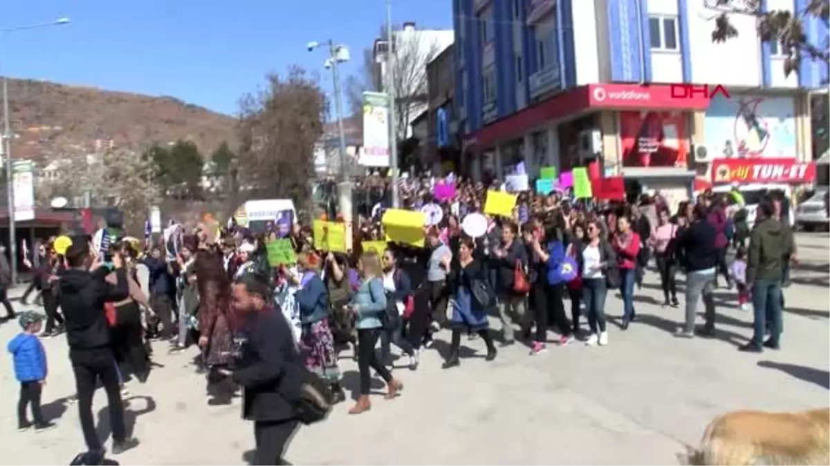 Tunceli\'de kadınlardan halaylı 8 Mart kutlaması