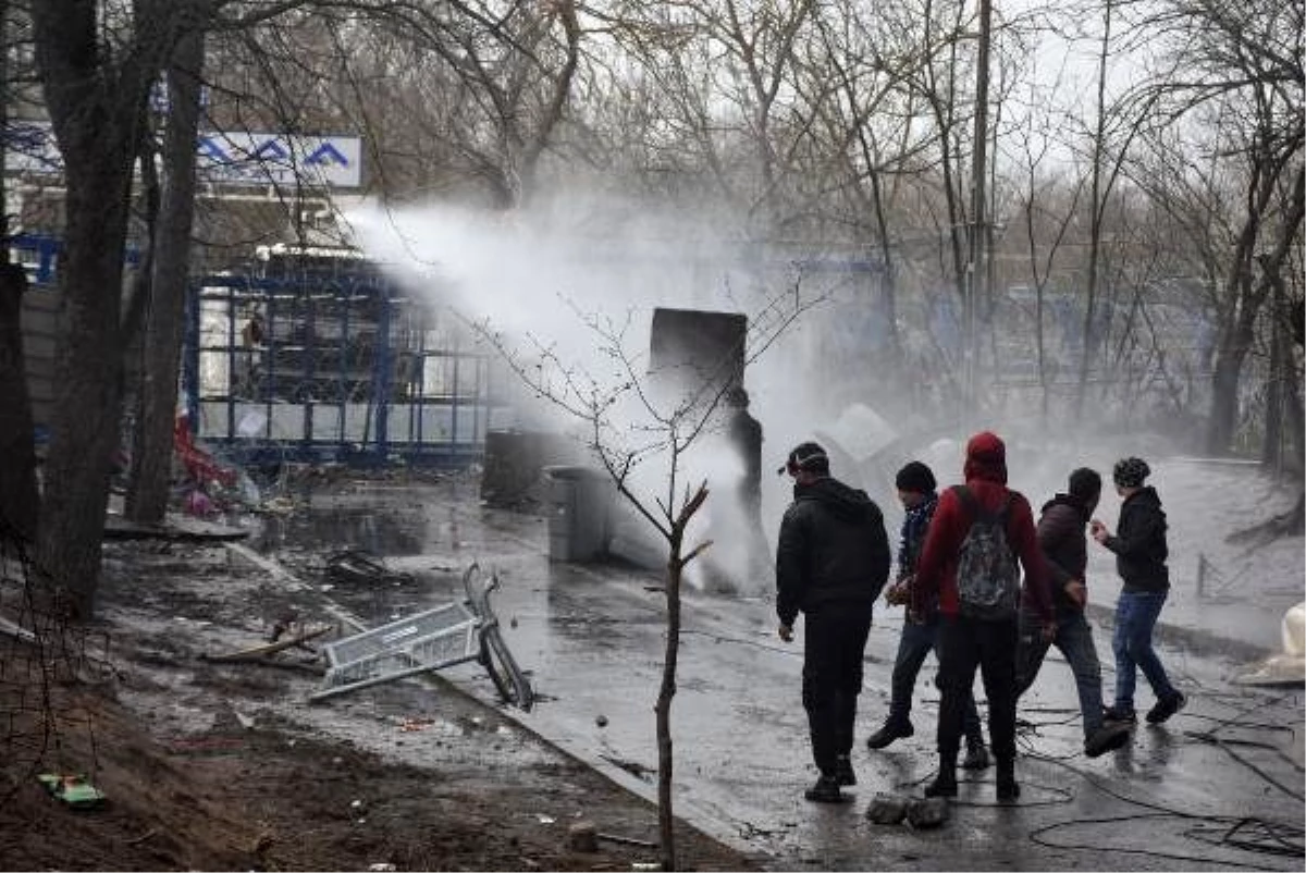 Yunan güvenlik güçlerinin plastik mermi ve gazlı müdahalesinde 4 göçmen yaralandı