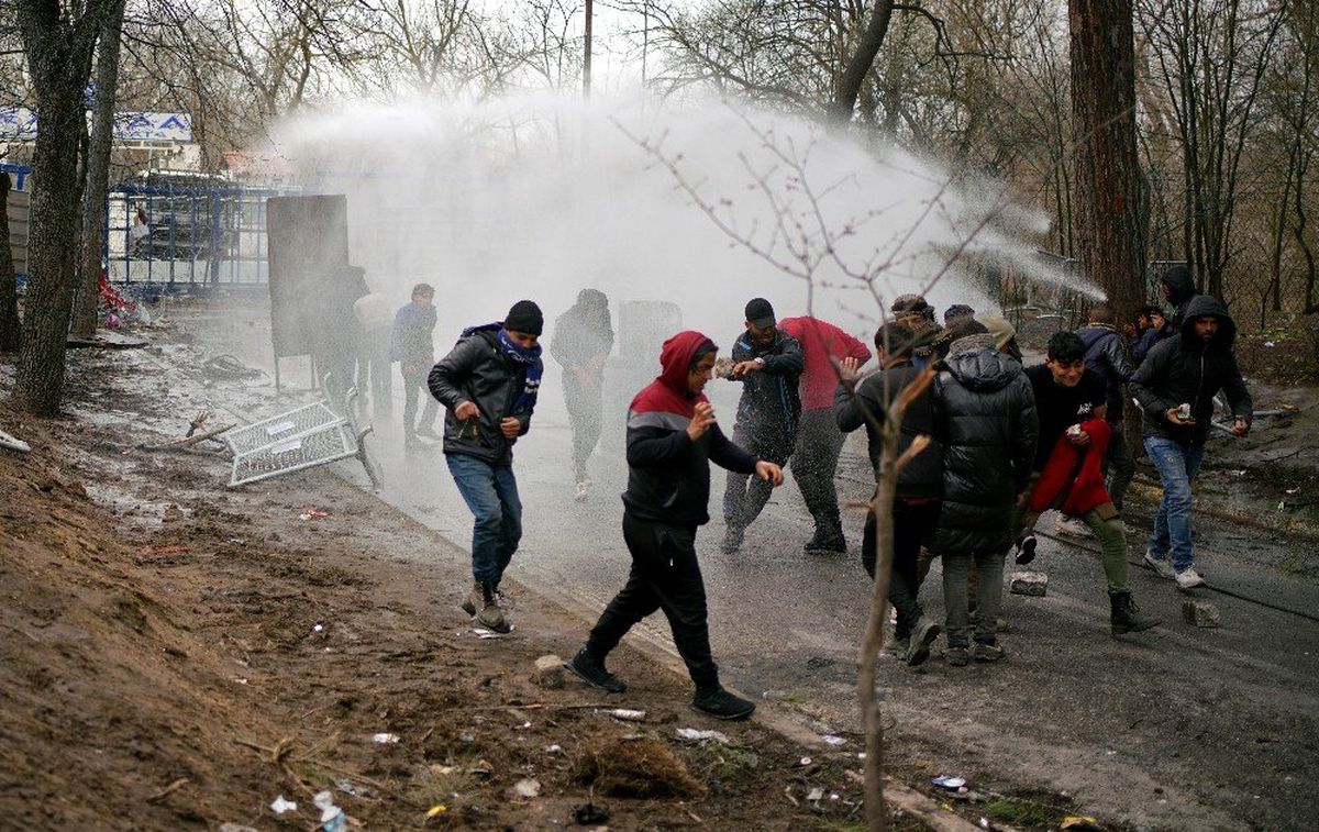 Yunanistan\'ın göçmenlere yönelik sert müdahalesi sürüyor