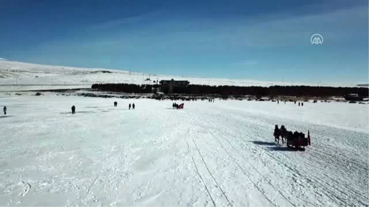 Yüzeyi buzla kaplanan Çıldır Gölü turistlerin vazgeçilmez adresi oldu