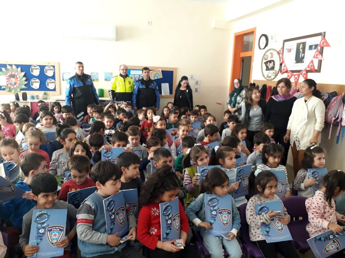 Antalya Polisinden öğrenci ve öğretmenlere bilgilendirme semineri