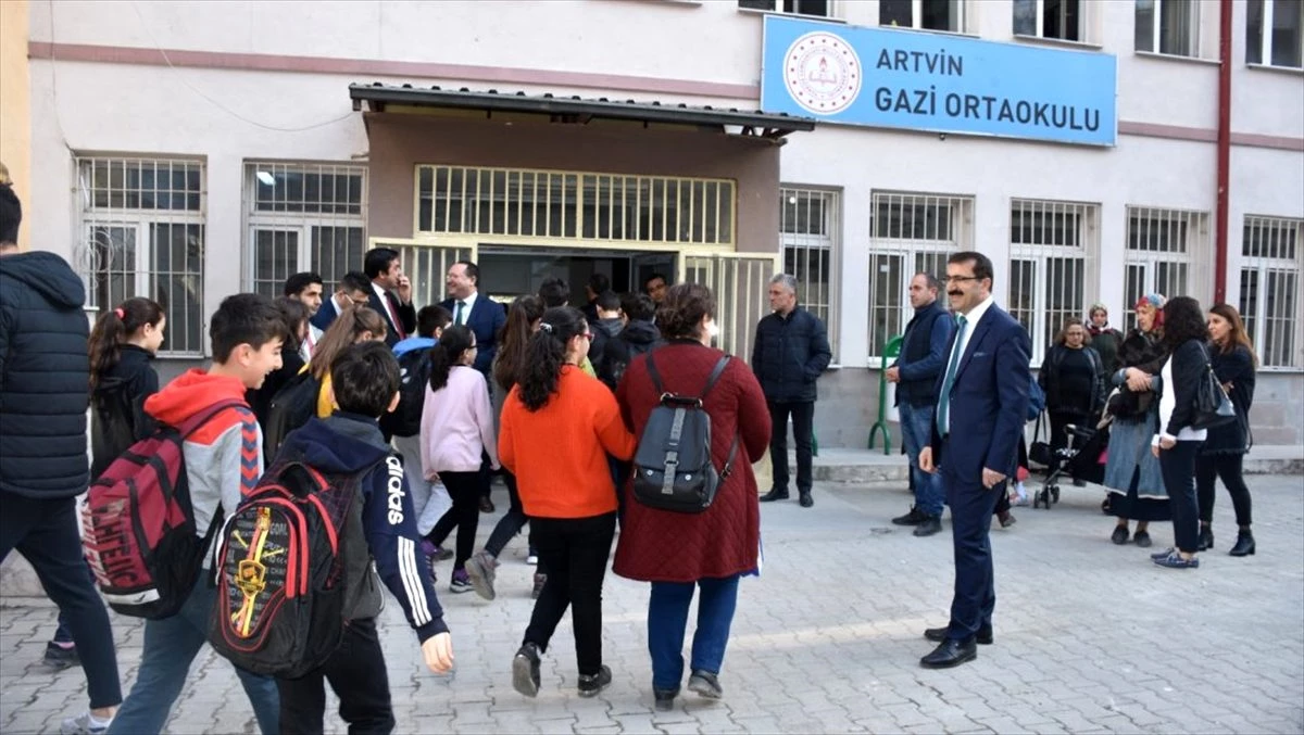 Artvin\'de olası depremde risk taşıdığı belirlenen okul, geçici binasına taşındı