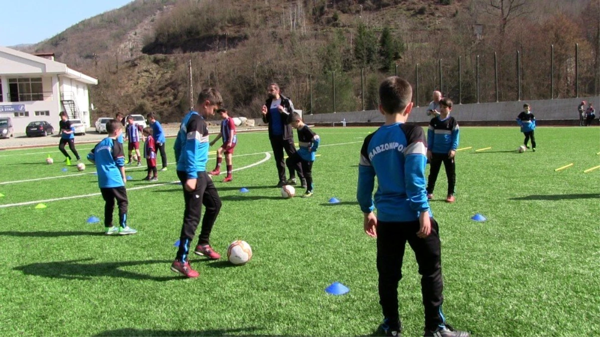 Artvin\'de Trabzonspor Futbol Okulları\'na yoğun ilgi