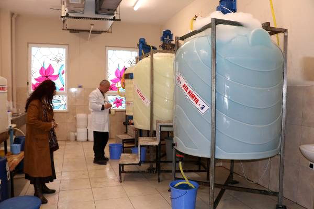 Bakan Selçuk\'un duyurduğu meslek lisesi, koronavirüse karşı 21 ürün üretti