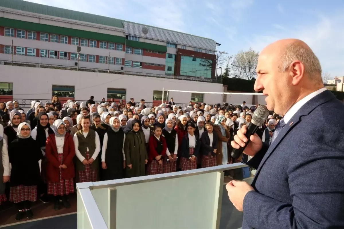 Başkan Bıyık, öğrencilerle bayrak törenine katıldı