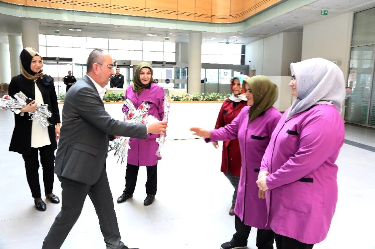 Başkan Kavuş\'tan kadın personele karanfil