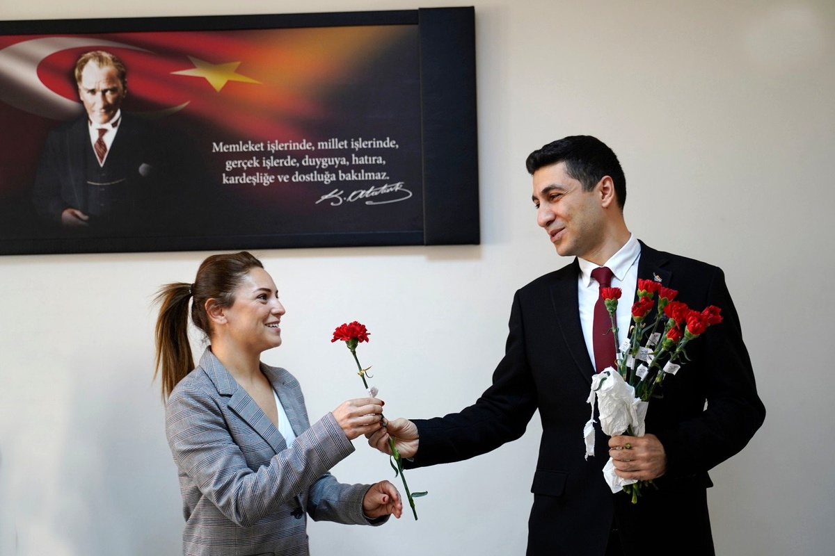 Başkan Savaş\'tan kadın personellere anlamlı jest