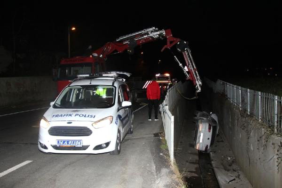 Beykoz\'da virajı alamayan otomobil dereye düştü