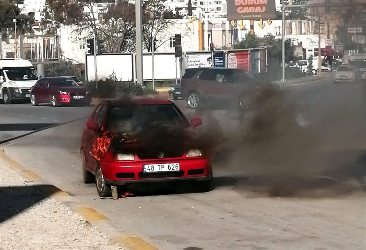 Bodrum\'da otomobilde çıkan yangın söndürüldü