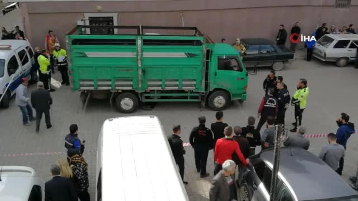 Bursa\'da yaşlı adam geri manevra yapan kamyonun altında kalarak can verdi