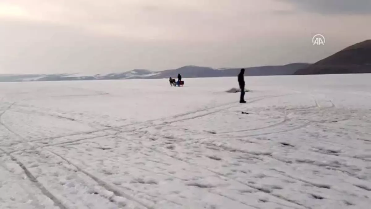 Çıldır Gölü\'nün buzları havanın ısınmasıyla erimeye başladı