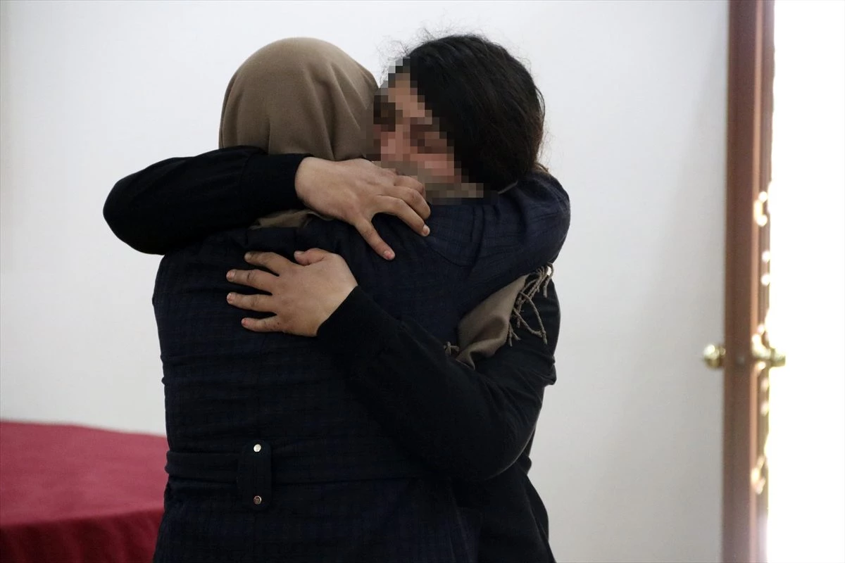 Diyarbakır\'da oturma eylemi yapan bir aile daha evladına kavuştu
