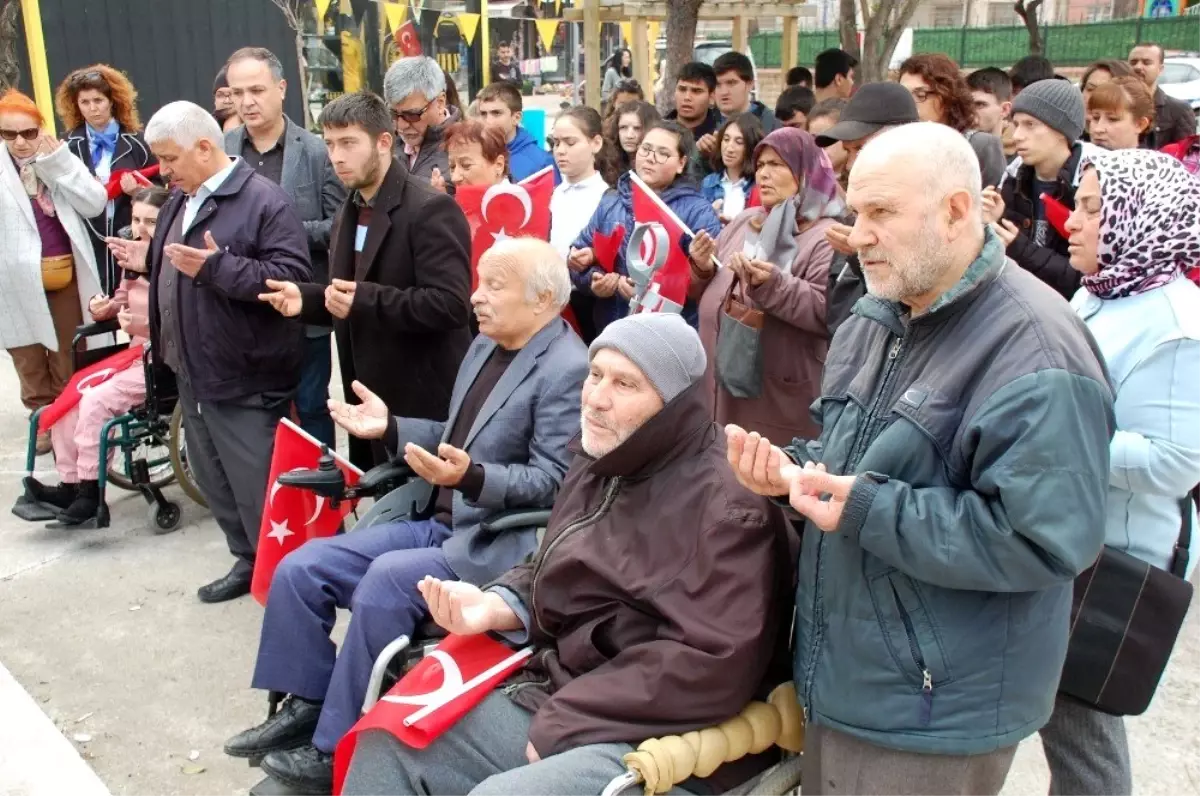 Engelli dernekleri ve öğrenciler şehitler için yürüdü