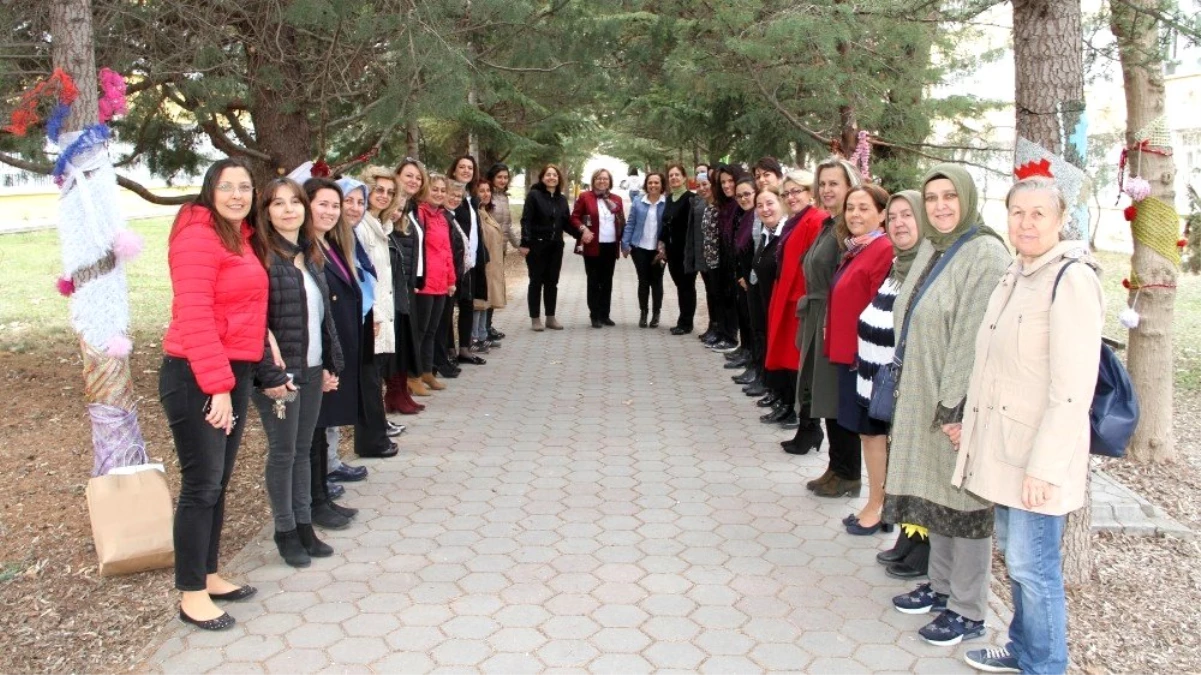 ESOGÜ Tıp Fakültesi kadın çalışanları Dünya Kadınlar Gününe renk kattı