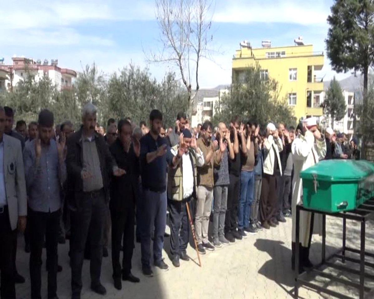 Fransa\'da Korona virüsünden ölen Türk için memleketi Mersin\'de gıyabi namazı kılındı