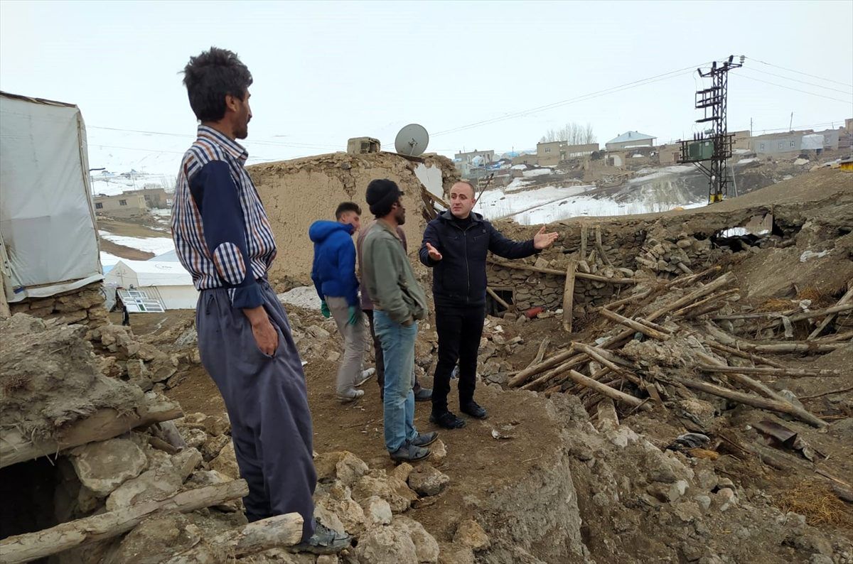 Hakkari Gençlik ve Engelliler Derneğinden depremzedelere yardım eli