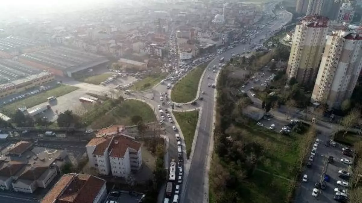 (Havadan fotoğraflarla) Küçükçekmece\'de trafik çilesi... 3 kilometrelik yolu 1 saatte alıyorlar