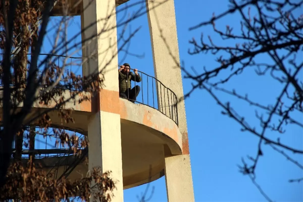 İntihar için su deposuna çıkan adamı polis ikna etti