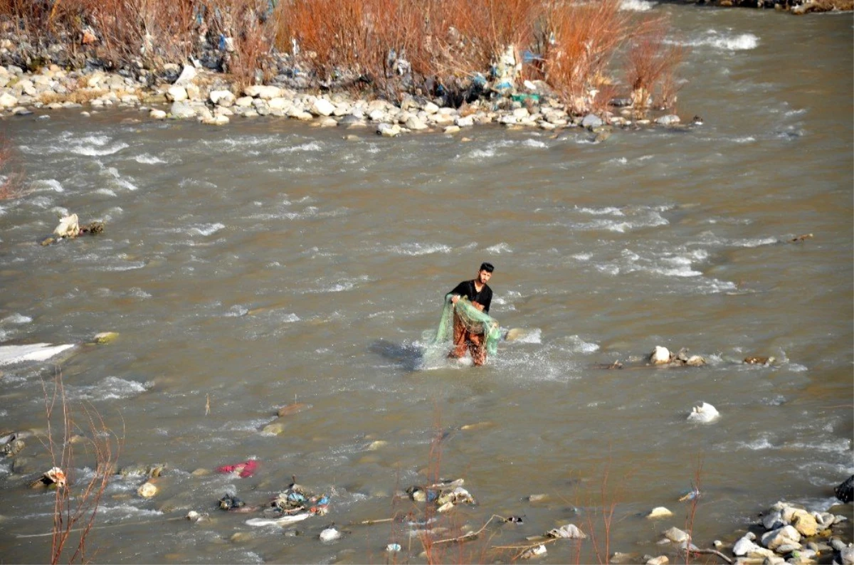 Karlar eridi, sular yükseldi, balıkçılar derelere akın etti