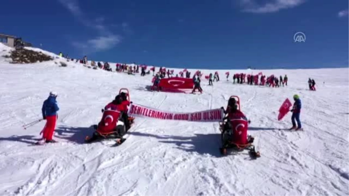 Kartalkaya\'da kayakçılar İdlib şehitlerini andı