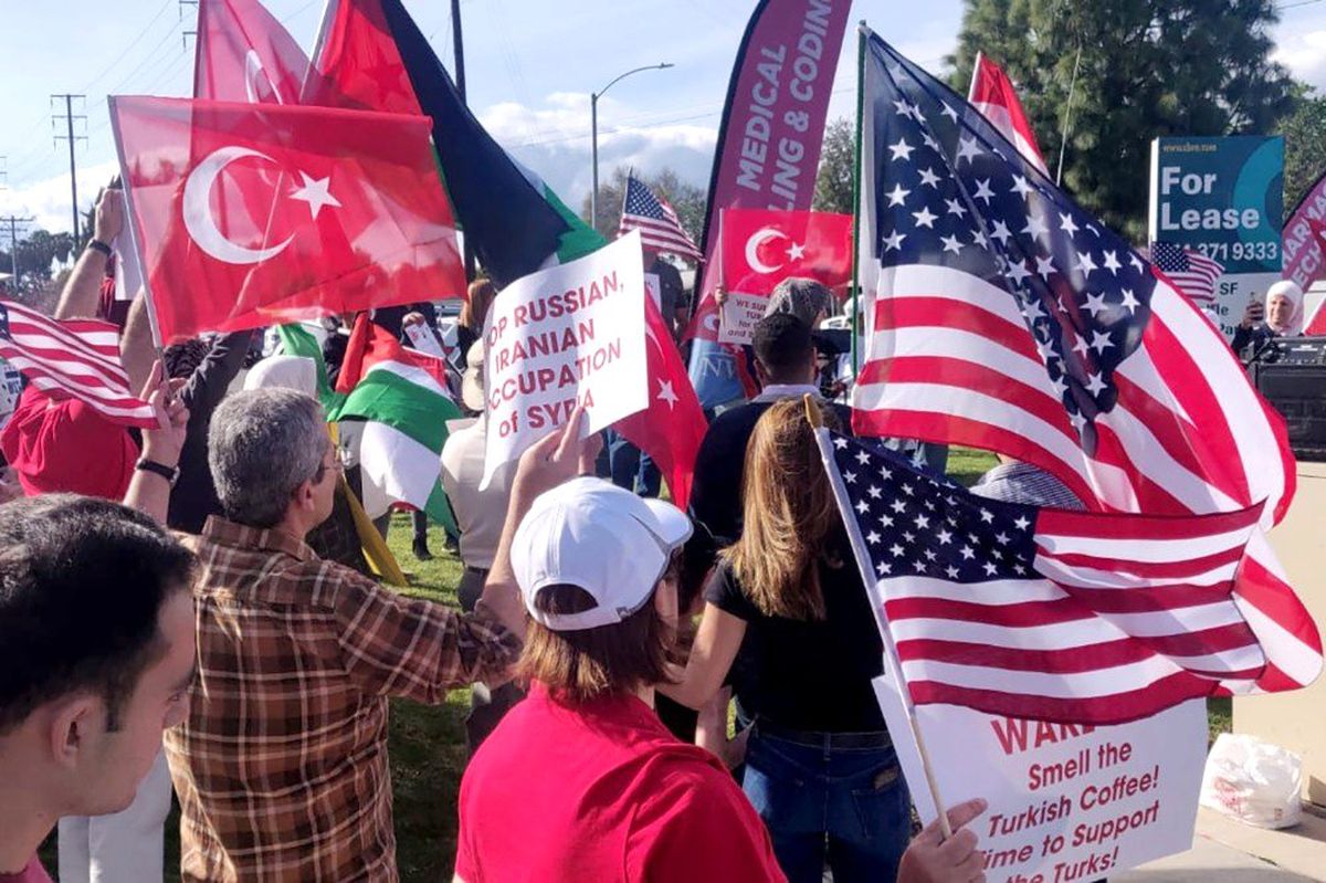 Los Angeles\'ta, İdlib\'deki Türk askerlerine destek gösterisi