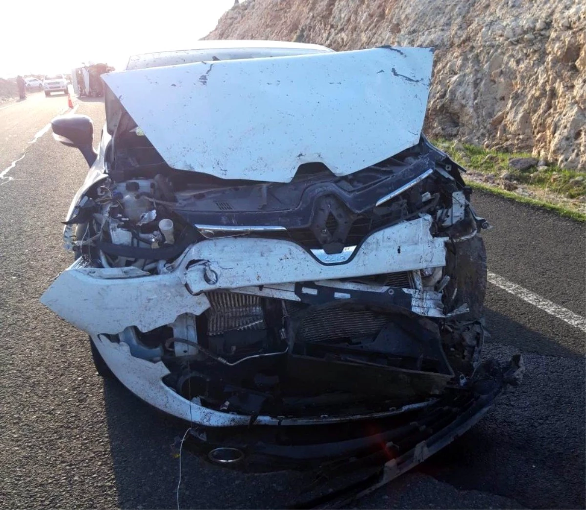 Mardin\'de iki araç kafa kafaya çarpıştı: 6 yaralı