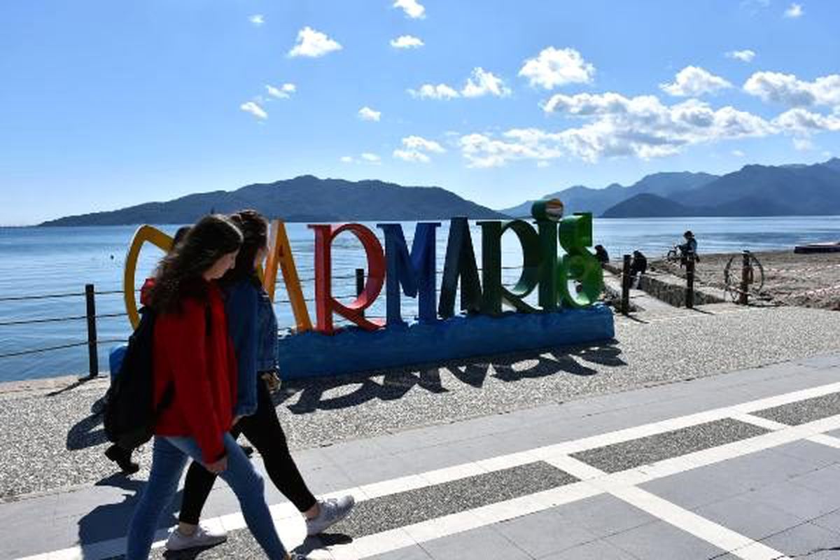 Marmaris\'te güneşi gören sahile koştu