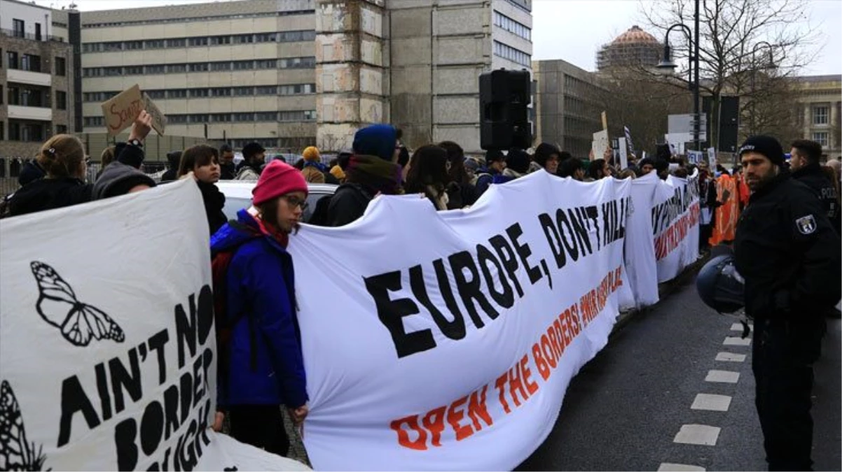 Merkel ve Miçotakis\'e sığınmacı protestosu: Avrupa öldürme, sınırları aç